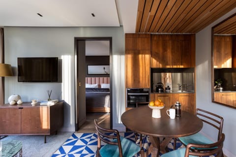 TV and multimedia, Kitchen or kitchenette, Seating area, Dining area, stove