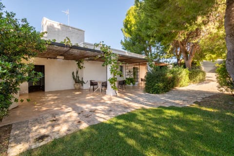 Property building, Patio, Day, Garden, Garden view