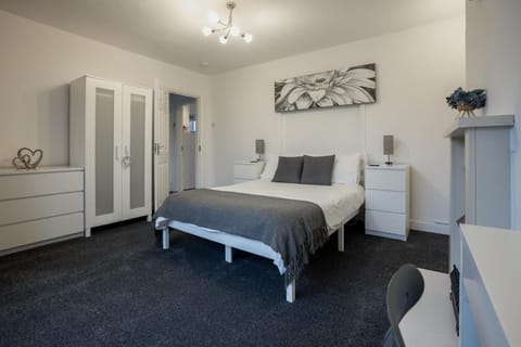 Hereford - Raven House - 4 Bedroom House Located West Of City, Sleeps 7 - Perfect For Contractors Or a Base For Exploring - Hosted By RENTMYHOUSE Apartment in Hereford