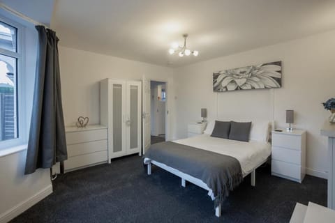Hereford - Raven House - 4 Bedroom House Located West Of City, Sleeps 7 - Perfect For Contractors Or a Base For Exploring - Hosted By RENTMYHOUSE Apartment in Hereford
