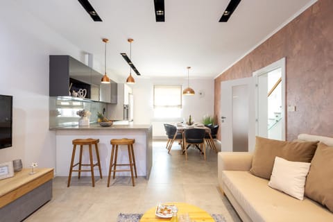 Kitchen or kitchenette, Living room, Seating area, Dining area