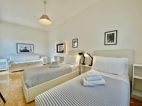 Bed, Living room, Other, Photo of the whole room, Decorative detail, Seating area, Bedroom