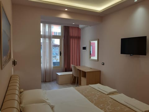 Bed, TV and multimedia, Photo of the whole room, Seating area, Bedroom