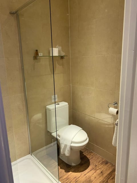Shower, Toilet