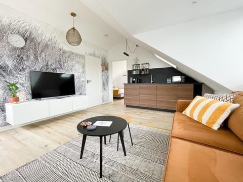 TV and multimedia, Living room, Photo of the whole room, Food, pet friendly