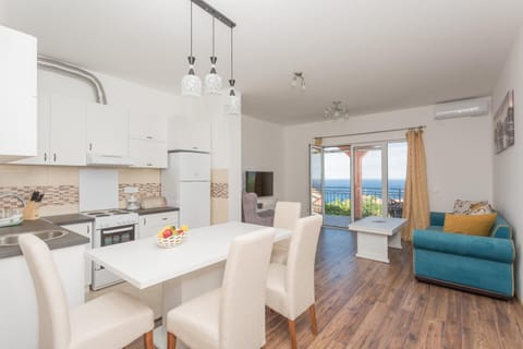 TV and multimedia, Coffee/tea facilities, Balcony/Terrace, Kitchen or kitchenette, Living room, Seating area, Dining area, Sea view