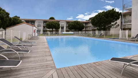 Swimming pool, Swimming pool