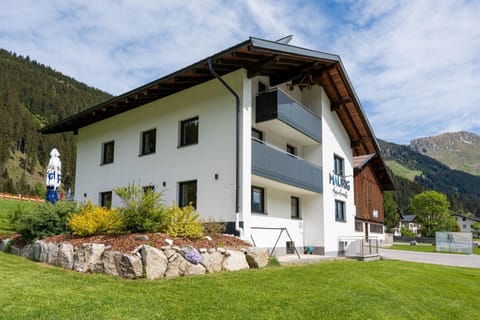 Property building, Natural landscape, Balcony/Terrace, Garden view, Mountain view