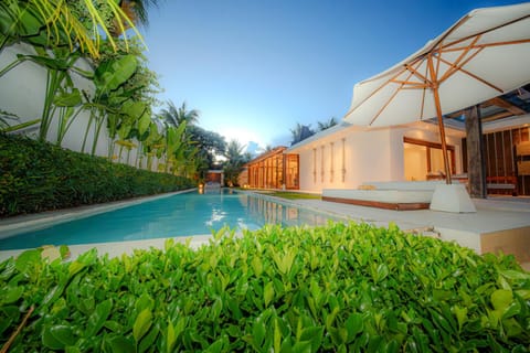 Property building, Garden, Garden view, Pool view, Swimming pool, sunbed