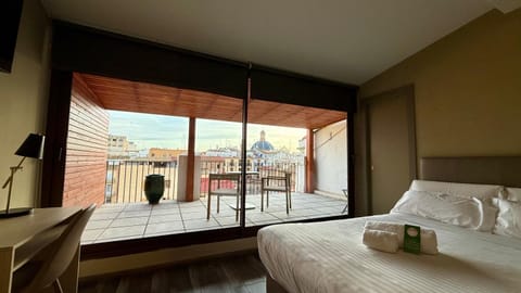 Bed, View (from property/room), Balcony/Terrace, Photo of the whole room, Seating area, Bedroom, Sunset