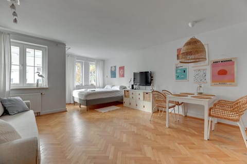 Bed, TV and multimedia, Living room, Photo of the whole room, Seating area, Bedroom