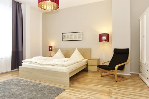 Bed, TV and multimedia, View (from property/room), Decorative detail, Seating area, Bedroom