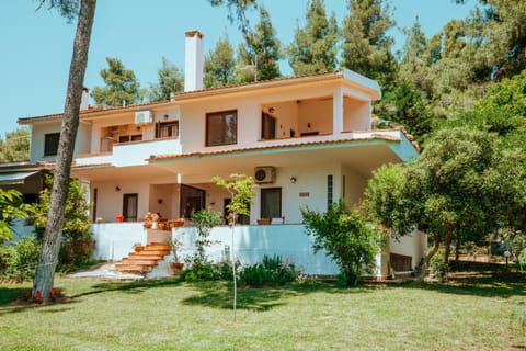 Property building, Day, Garden, Garden view