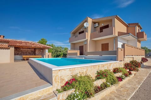 Property building, BBQ facilities, Garden, Balcony/Terrace, Swimming pool