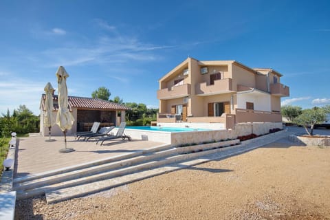 Property building, Garden, Swimming pool