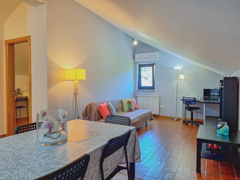 TV and multimedia, Kitchen or kitchenette, Living room, Seating area, Dining area