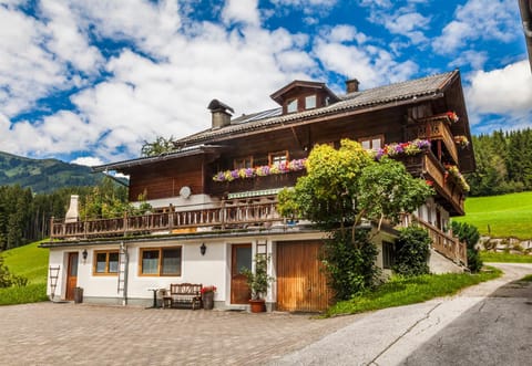 Facade/entrance, BBQ facilities, Garden, Balcony/Terrace, Garden view, Mountain view