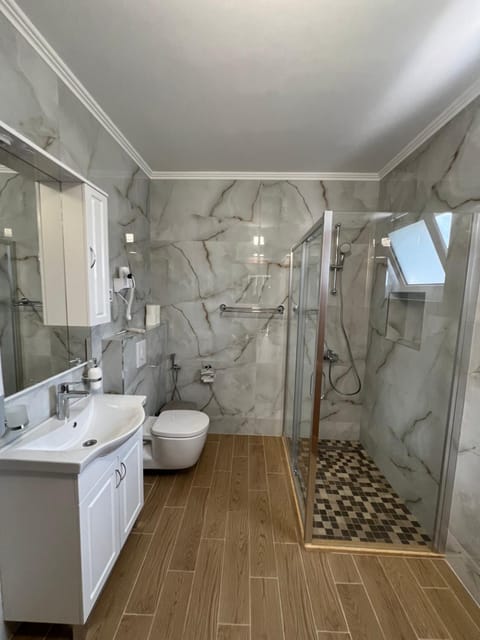 Shower, Toilet, Bathroom, Bath, towels