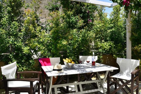 Property building, Patio, Balcony/Terrace, Balcony/Terrace