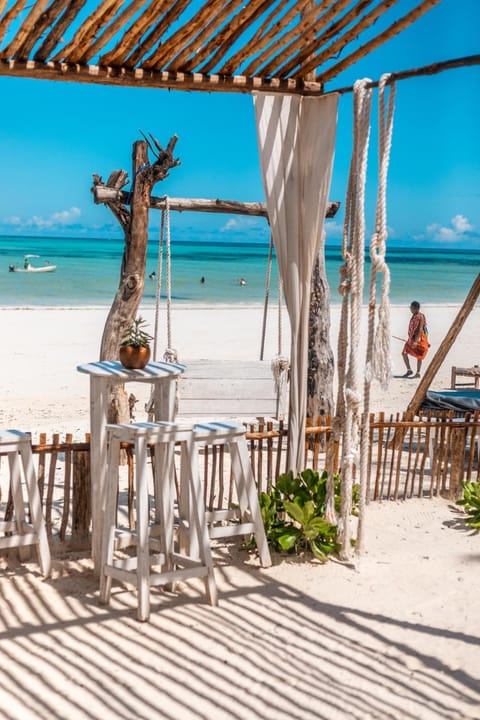 Restaurant/places to eat, Beach