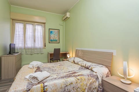 Bedroom, towels, wardrobe
