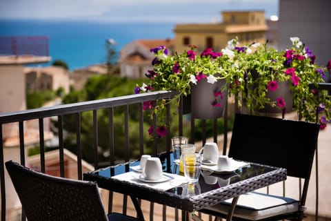 Communal lounge/ TV room, Natural landscape, View (from property/room), Balcony/Terrace, Lounge or bar, Beach, Sea view, Italian breakfast