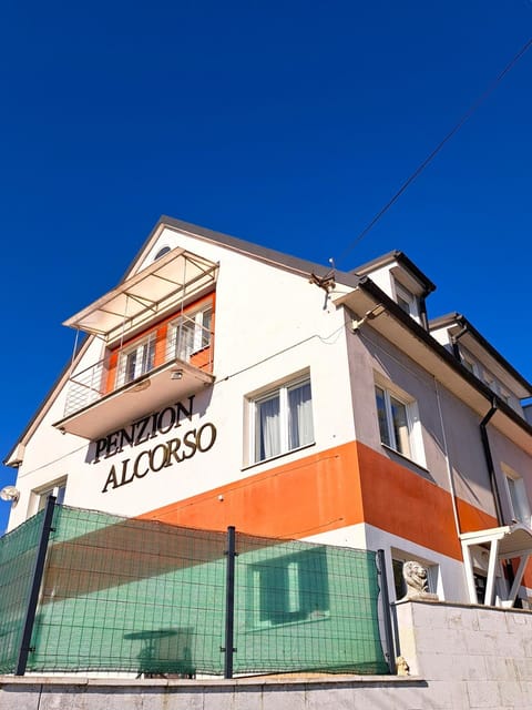Property building, Facade/entrance, Bed, Off site, Day, Neighbourhood, Other, Other, Decorative detail