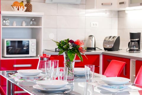 Kitchen or kitchenette, Food and drinks