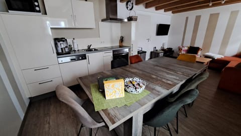 TV and multimedia, Coffee/tea facilities, Kitchen or kitchenette, Living room, Food and drinks, Seating area, Dining area, Food, minibar, pet friendly, stove, toaster