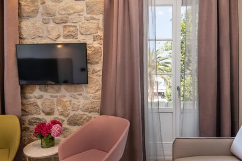 TV and multimedia, Decorative detail, Bedroom, Sea view, Street view