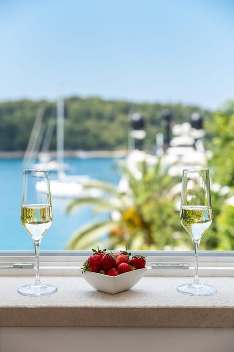 Food close-up, Decorative detail, City view, Sea view, Street view, Alcoholic drinks