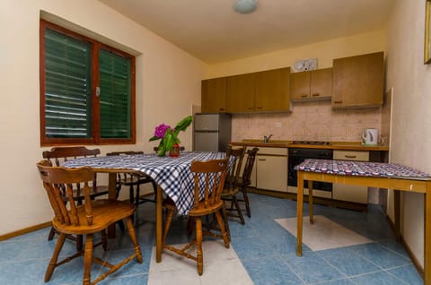 Seating area, Dining area, kitchen