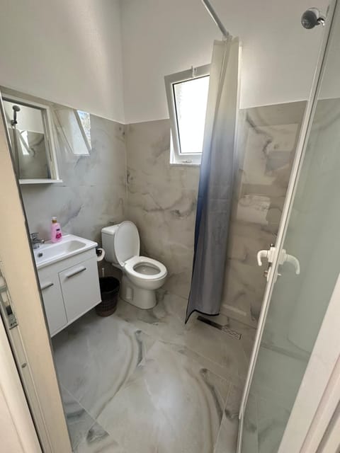 Shower, Toilet, towels