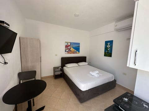 Communal lounge/ TV room, Bed, TV and multimedia, Kitchen or kitchenette, Photo of the whole room, Evening entertainment, Bedroom, wardrobe, air conditioner