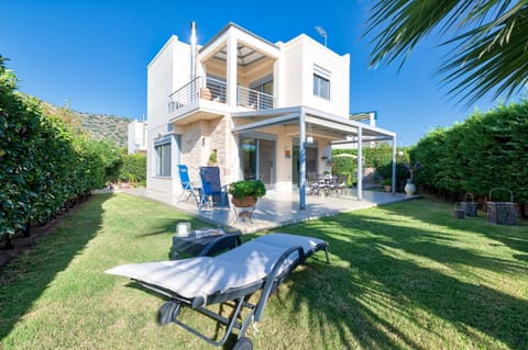 Property building, Patio, Garden, Garden view, sunbed