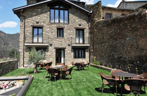 Property building, Patio, Day, Garden, Balcony/Terrace