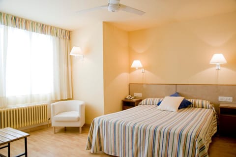 Photo of the whole room, River view