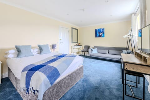 Bed, Bedroom, hair dresser