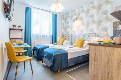 Bed, TV and multimedia, Kitchen or kitchenette, Photo of the whole room, Bedroom
