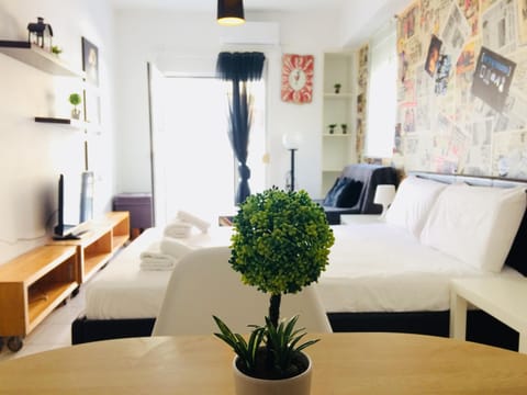 Bed, Living room, Seating area, Dining area, Bedroom