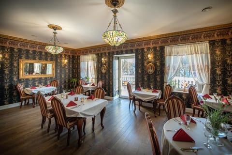 Restaurant/places to eat, Dining area