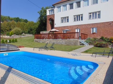 Property building, Day, Pool view, Swimming pool, sunbed