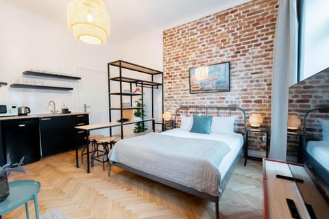 Bed, TV and multimedia, Photo of the whole room, Bedroom, kitchen