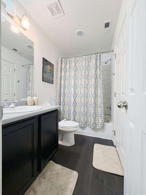 Den Haven Entire Home Near DIA With Three Bedrooms And Private En Suite Baths Vacation rental in Commerce City