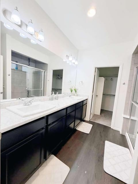 Den Haven Entire Home Near DIA With Three Bedrooms And Private En Suite Baths Vacation rental in Commerce City