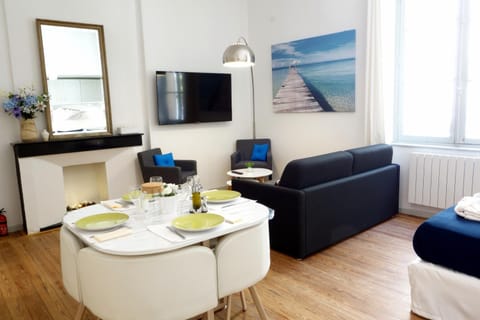 Day, TV and multimedia, Living room, Photo of the whole room, Dining area, Bedroom, City view
