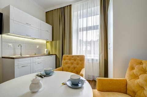 Kitchen or kitchenette, Dining area