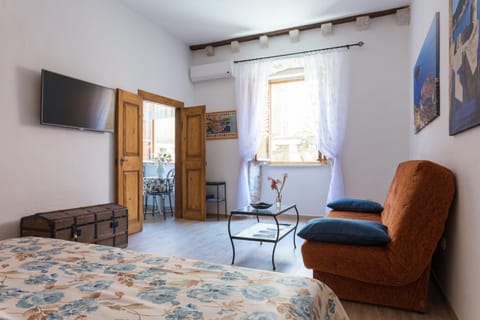 Living room, Photo of the whole room, Seating area, Bedroom