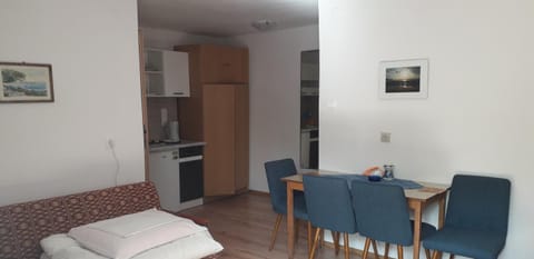 Kitchen or kitchenette, Seating area