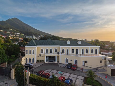 Property building, Day, Natural landscape, Location, Sunrise, Sunset, Parking